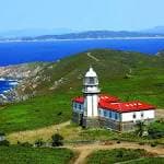 Vista aérea del Faro de Ons y la costa rocosa