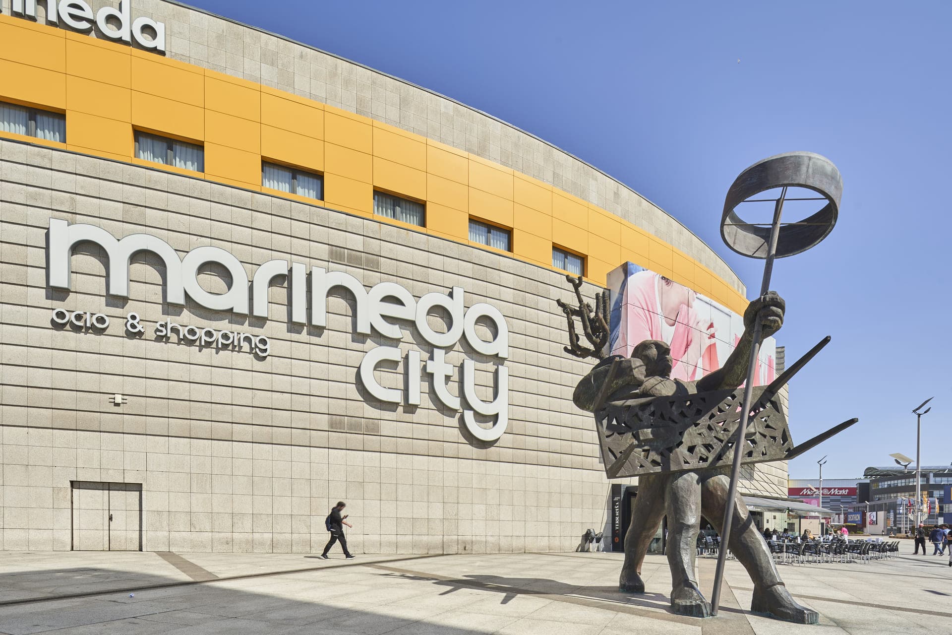 Exterior del Centro Comercial Marineda City con escultura