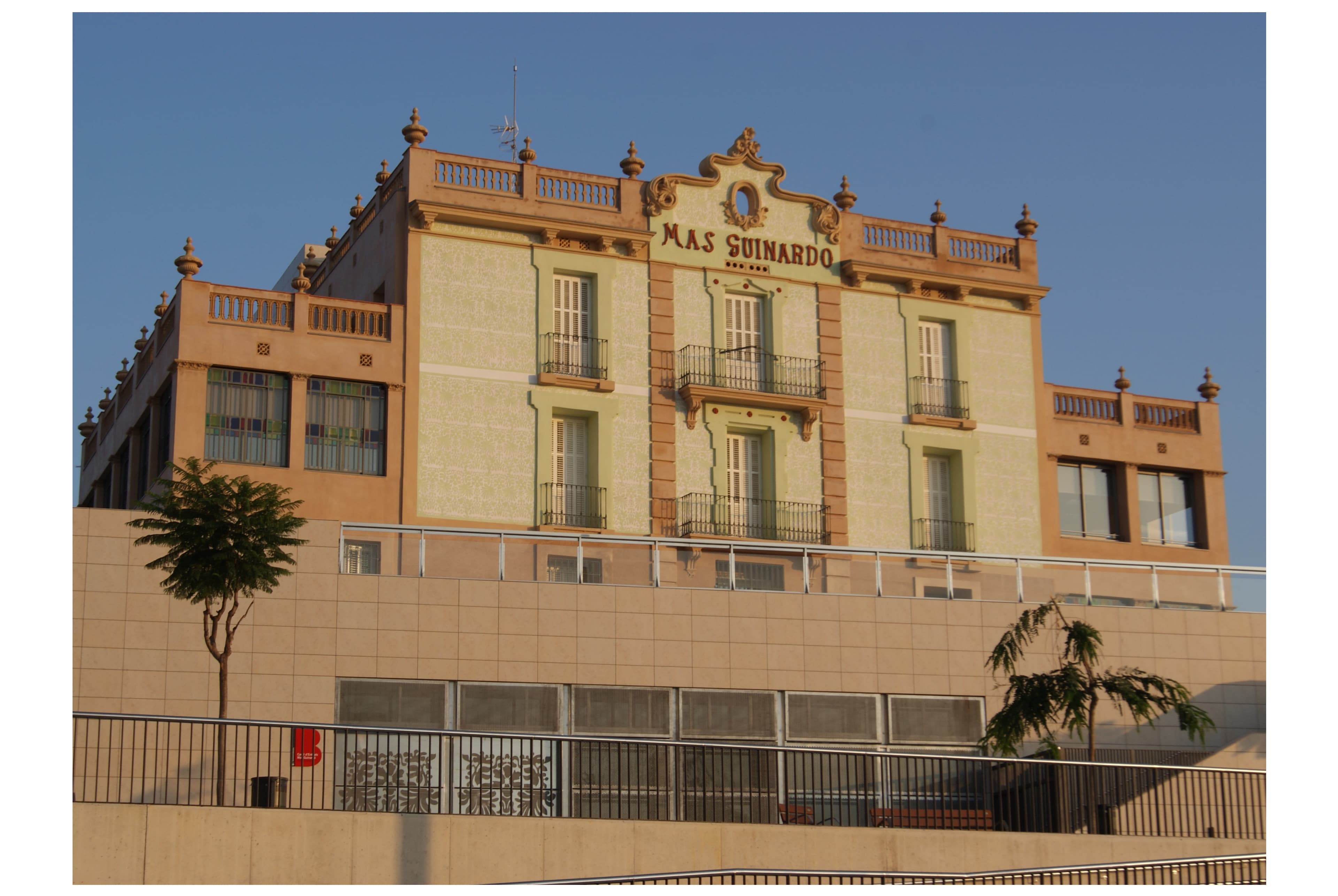 File:Casal d'Entitats Mas Guinardó - 6096622133.jpg - Wikimedia ...