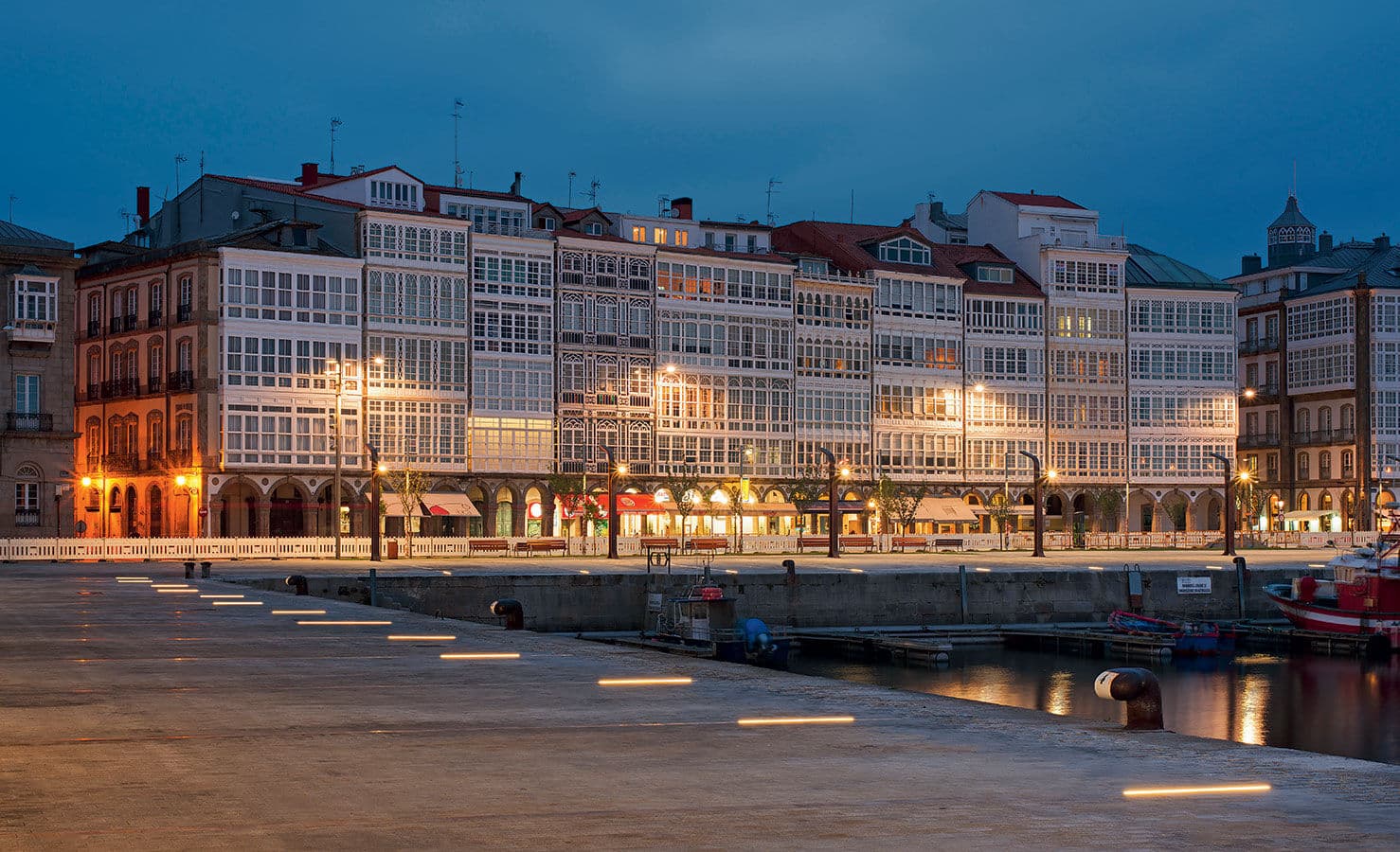 Edificios modernos de O Parrote iluminados al anochecer