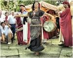 Bailarina con vestimenta medieval actuando en la feria