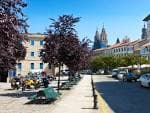 Amplia avenida arbolada en el casco histórico de Santiago de Compostela