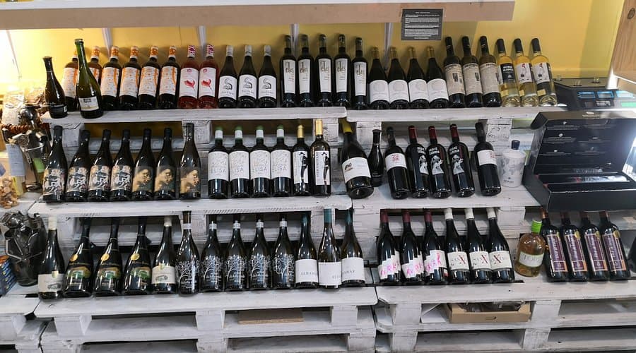 Interior de A Despensa do Saa con estanterías de botellas