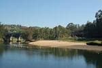 Panorámica de la playa fluvial del Lérez con puente de piedra al fondo