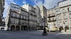 Amplia vista de la Praza da Constitución en Vigo, con edificios tradicionales y un farol central