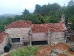 Vista aérea de la Capilla de San Benito da Cova do Lobo y su tejado entre la vegetación
