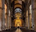 Interior de la nave central de la Catedral de Santiago de Compostela con perspectiva hacia el altar