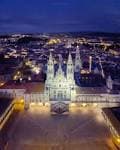 Impresionante vista nocturna de la Praza do Obradoiro y la Catedral iluminada