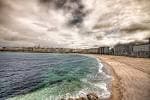 Playa de Orzán con cielo nublado y olas en la orilla