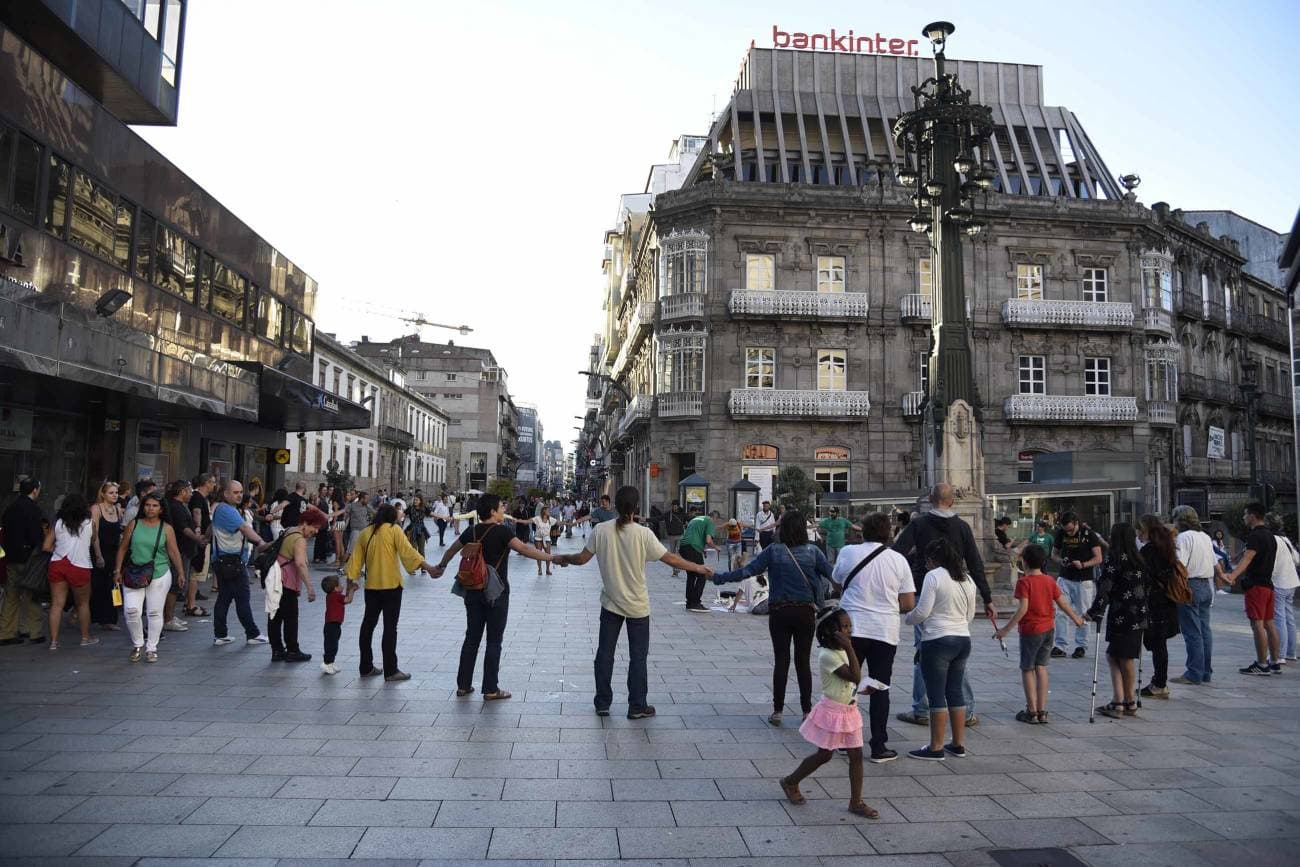 Vista de la calle Urzáiz con la Farola y transeúntes
