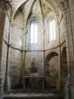 Interior de una capilla o ábside del Convento de San Domingos de Bonaval con un altar