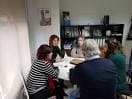 Reunión de miembros de la AECC Ourense en una oficina.