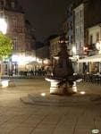 Fuente de la Praza de Curros Enríquez iluminada por la noche