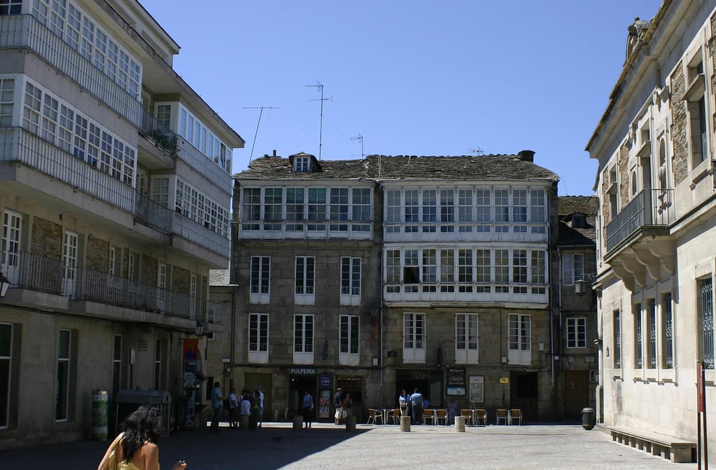 Vista de la Praza da Soidade con edificios tradicionales y balcones acristalados