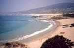 Vista panorámica de la Playa de Barrañán con rocas y colinas al fondo