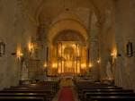 Interior de la capilla del Pazo de San Lorenzo con altar iluminado