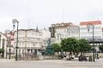 Vista panorámica de la Praza dos Irmáns García Naveira en un día nublado