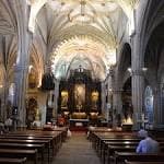 Interior de la Basílica de Santa María la Mayor con nave central y altar