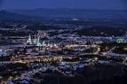 Vista nocturna iluminada de Santiago de Compostela desde Monte Pedroso