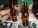 Botellas de cerveza sobre una mesa en el Pub Malas Pécoras
