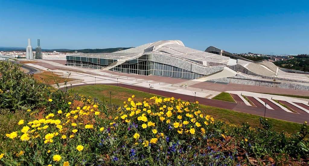 Vista panorámica de la Cidade da Cultura de Galicia, que incluye el Parque do Lago