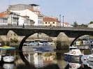 Arcos del Puente Viejo de Betanzos sobre el río, con embarcaciones amarradas
