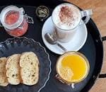 Desayuno con café, zumo de naranja y tostadas en bandeja