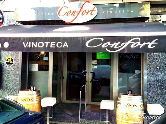 Vista exterior de la Vinoteca Confort con su entrada principal y toldo