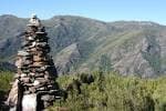 Cairn de piedra en un paisaje montañoso de Pena Trevinca