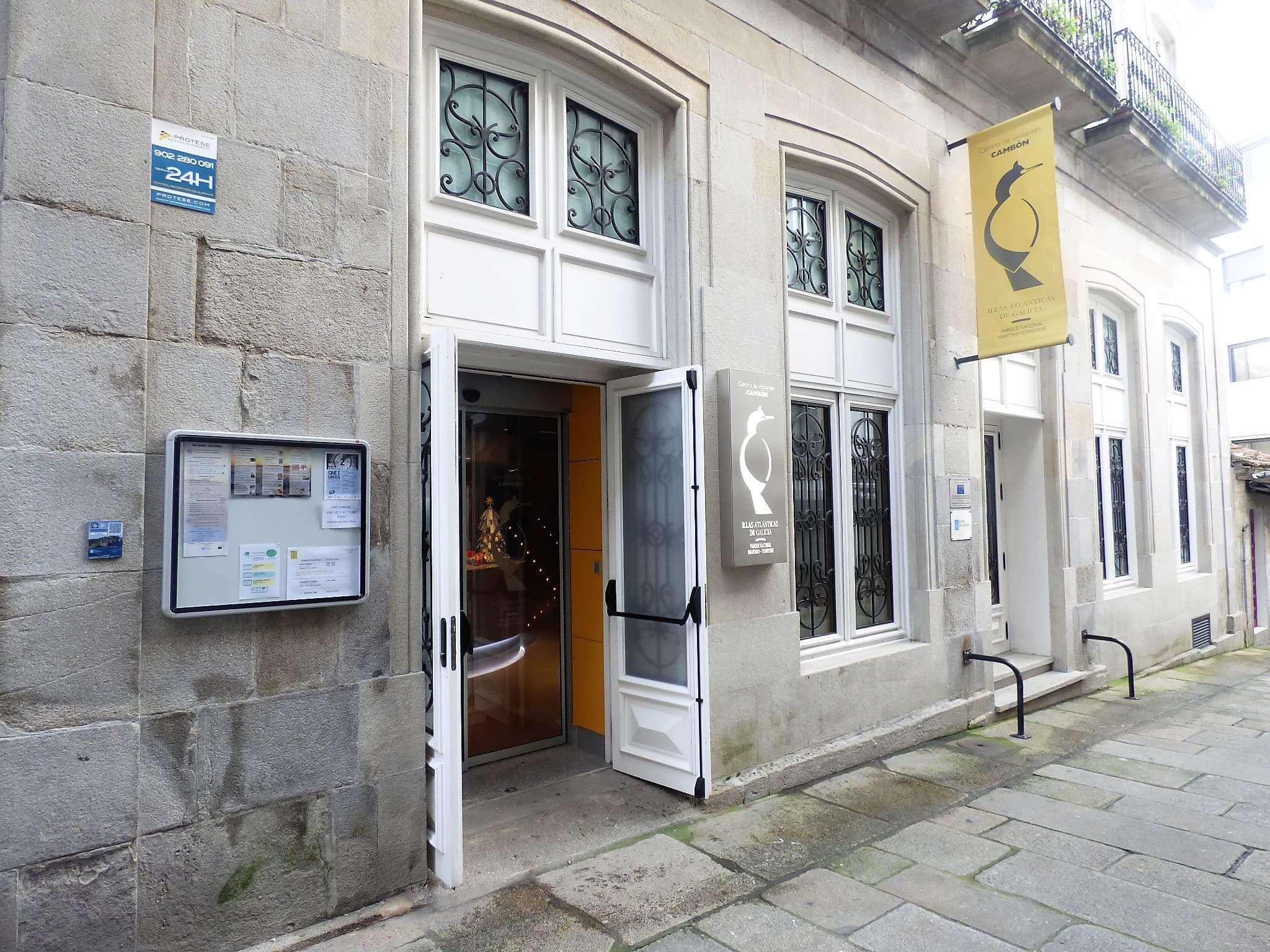 Entrada principal del Centro de Visitantes Edificio Cambón con fachada de piedra
