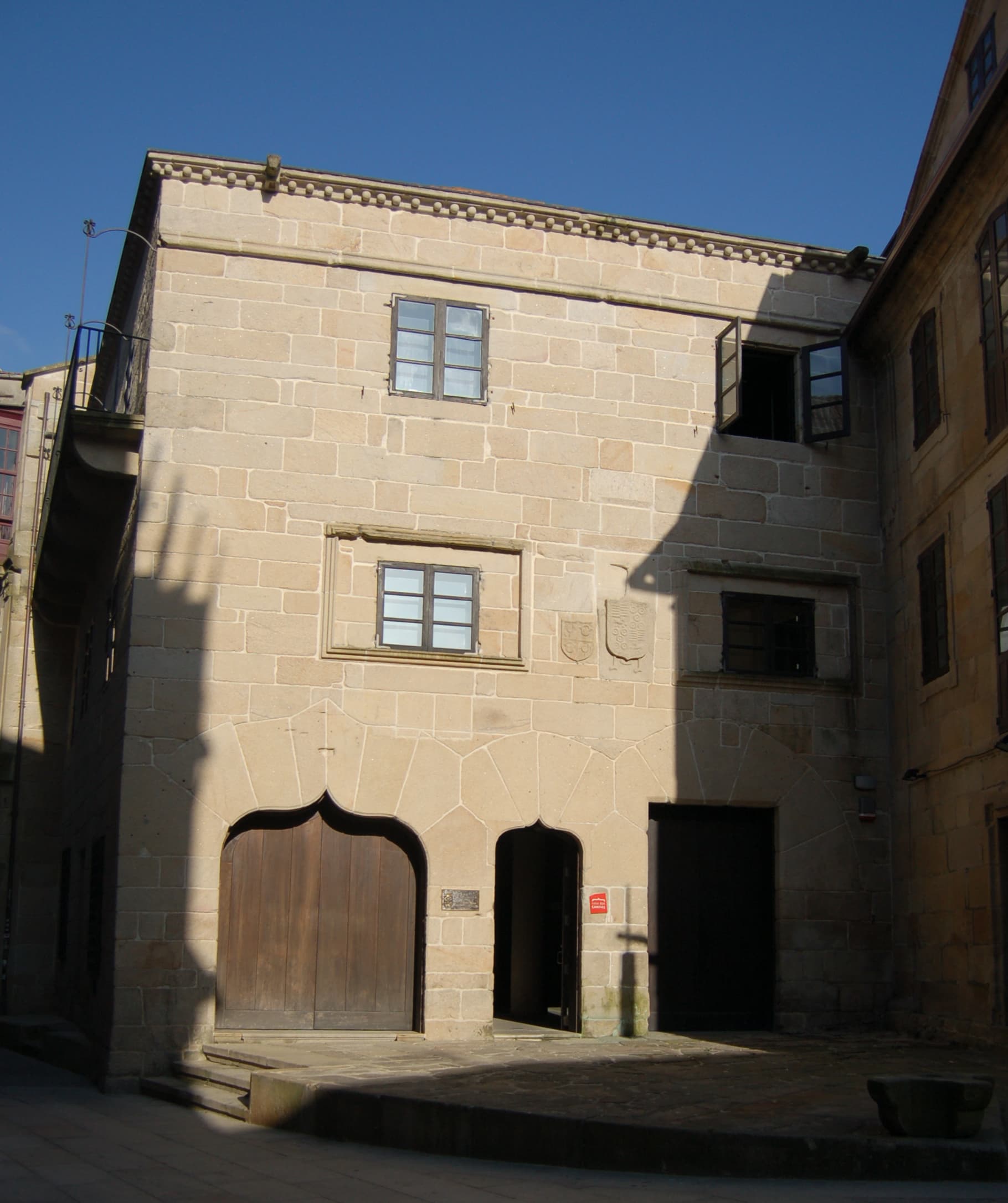 Vista frontal de la Casa das Campás con su fachada de piedra y entrada principal