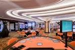 Sala de juegos del Casino de Vigo con mesas de juego y máquinas