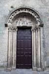 Detalle de la puerta principal románica de la iglesia