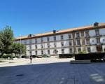 Vista general de la Plaza de España con edificio histórico bajo cielo azul