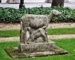 Escultura de oveja con corderos en el césped de la Praza de Compostela