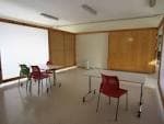 Aula o sala de reuniones con mesas y sillas