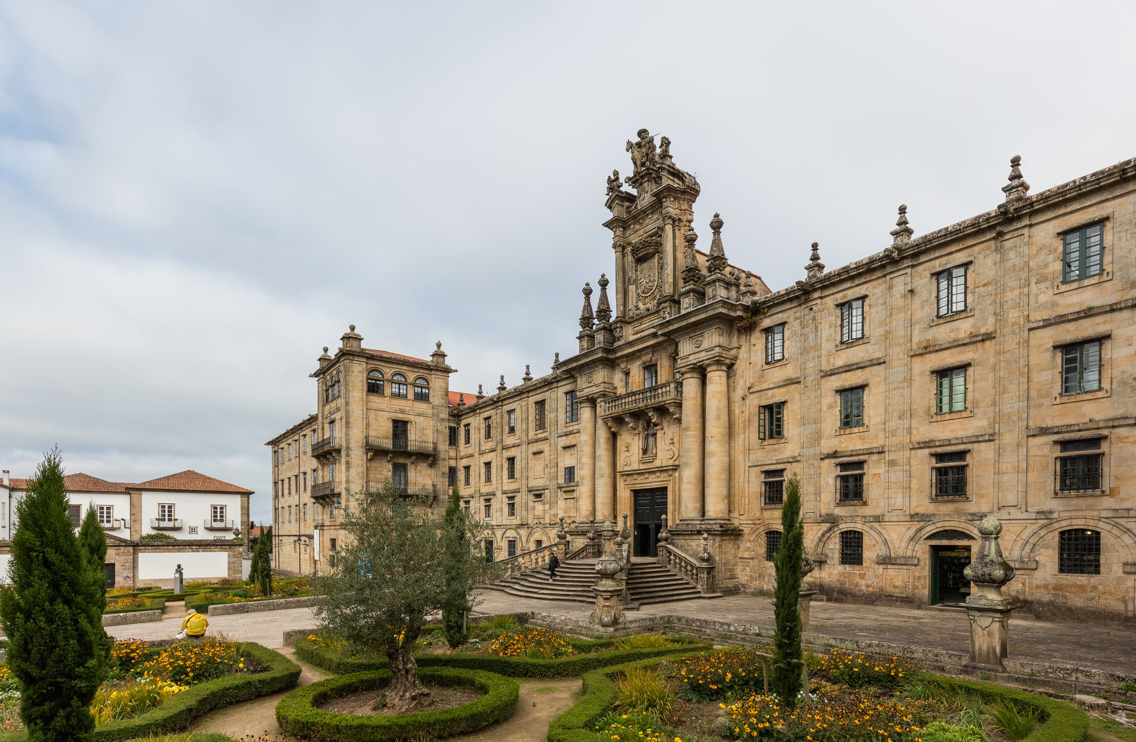 Vista exterior del Monasterio de San Martín Pinario con su jardín formal.