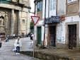 Esquina de calle con edificios antiguos y señal de tráfico en Santiago de Compostela
