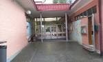 Pasillo o entrada interior del CEIP Campolongo con acceso a diferentes áreas