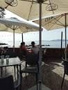 Terraza de chiringuito en Vigo con sombrillas y vistas al mar