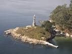 Vista aérea detallada del faro de la Illa de Tambo y su entorno rocoso