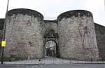 Vista exterior de la Puerta de San Pedro con sus torres defensivas en la muralla romana de Lugo