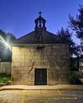 Capilla de San Roque iluminada al anochecer.
