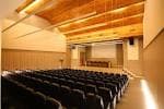 Auditorio o sala de conferencias con butacas y escenario en el CIFP Compostela
