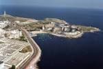 Amplia vista aérea de la costa de A Coruña con la Playa de San Amaro y el faro