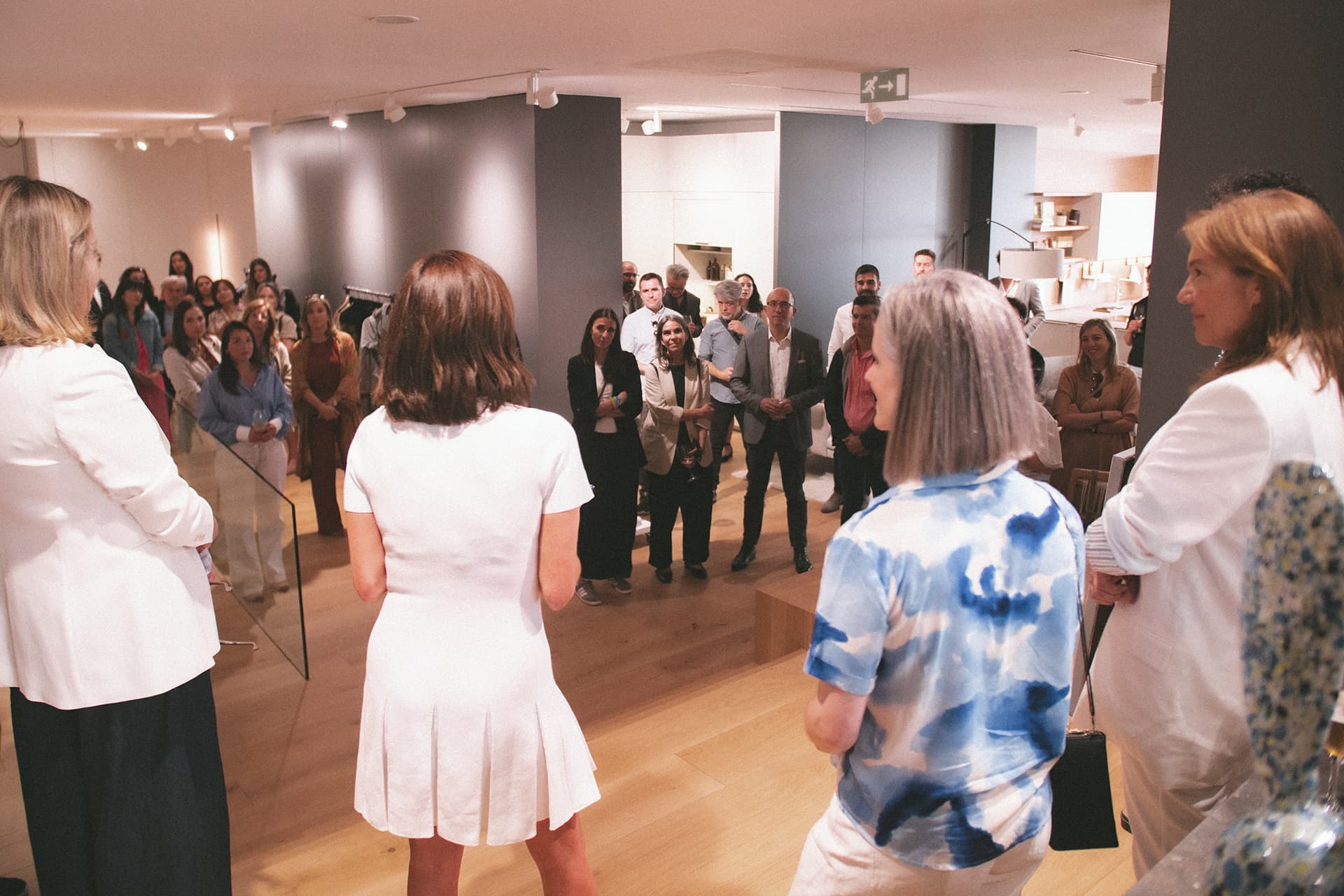 Asistentes en un evento cultural dentro de una galería