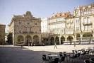 Praza Maior de Ourense con terrazas y ambiente diurno.
