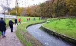 Grupo de personas caminando por el paseo fluvial del río Rato