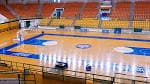 Cancha de baloncesto vacía y gradas del Pazo dos Deportes Paco Paz