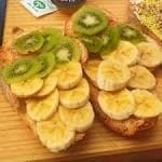 Plato de croissants con kiwi y plátano